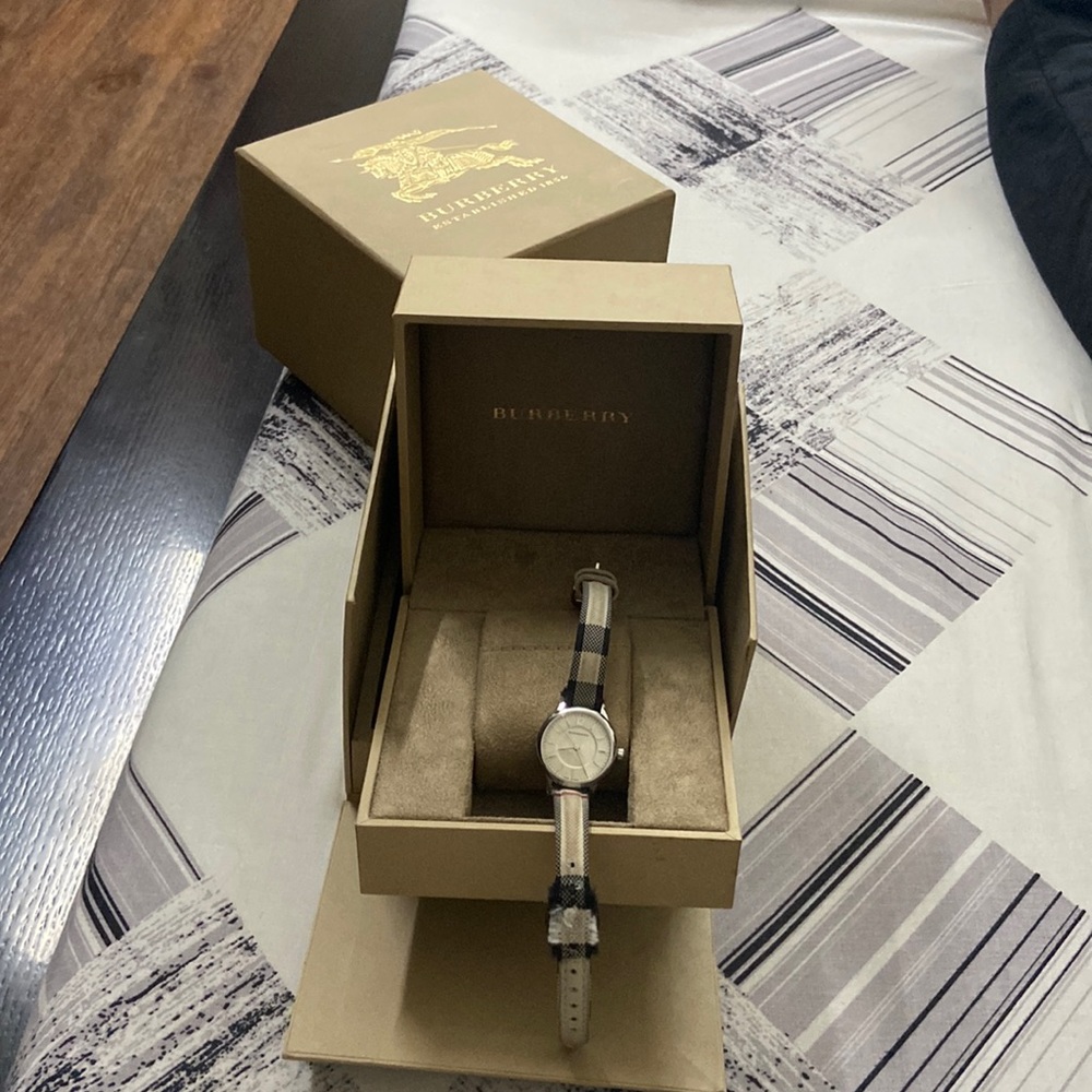 BURBERRY WATCH AUTHENTIC - Picture 1 of 4